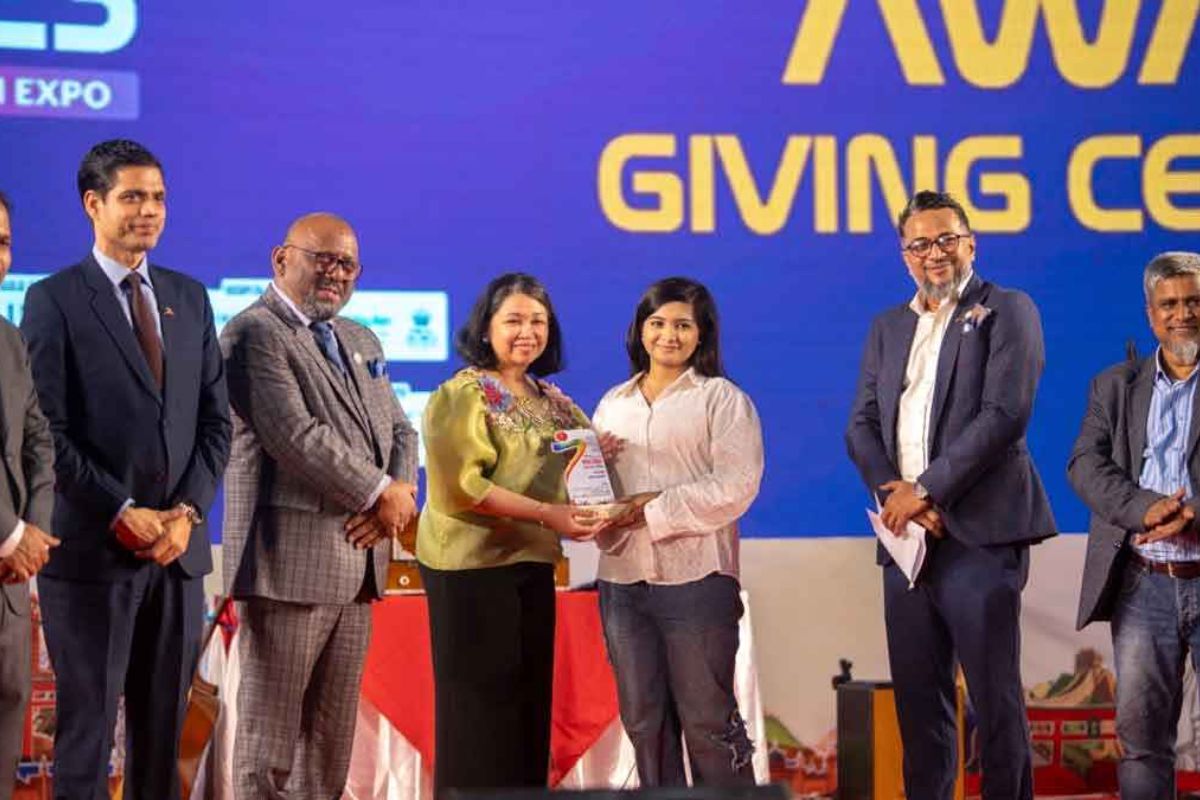 পর্যটন খাতে বিশেষ অবদানের জন্য পুরস্কৃত হলেন ১৩ জন