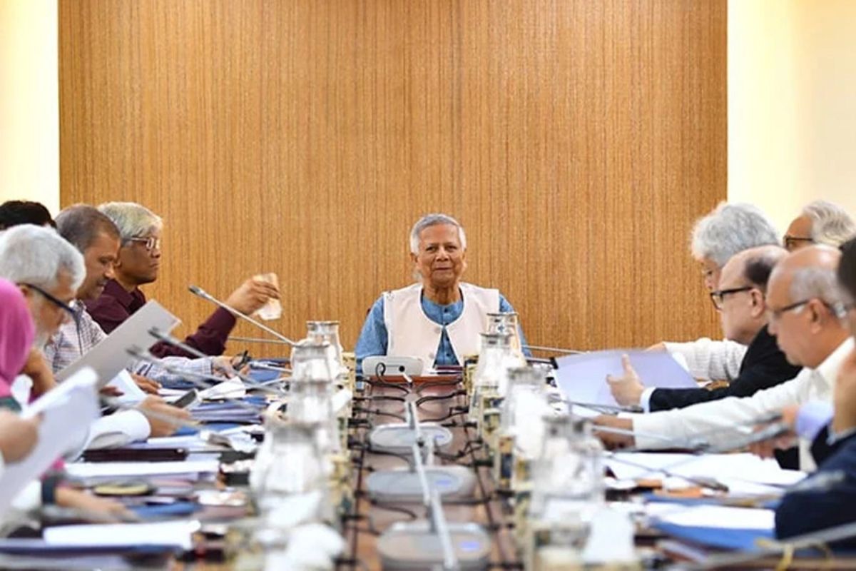 দুপুরে জরুরি বৈঠকে বসছে উপদেষ্টা পরিষদ