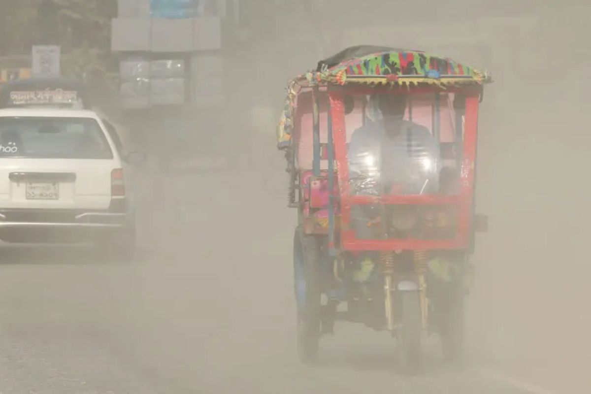 বায়ুদূষণে আজও শীর্ষে লাহোর, ঢাকার অবস্থান কত?