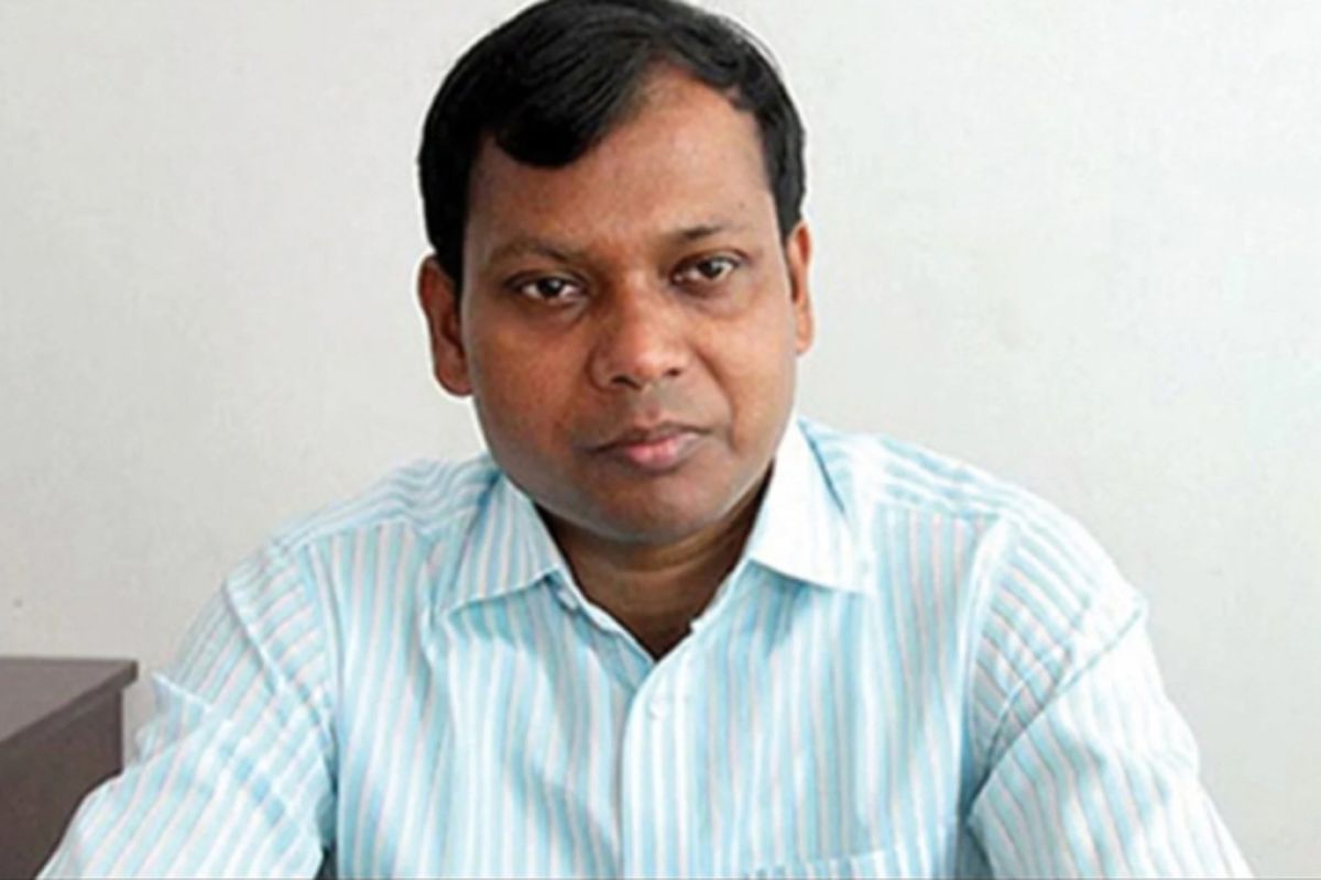 কান্নায় ভেঙে পড়লেন সিলেট জেলা প্রশাসক সারওয়ার আলম