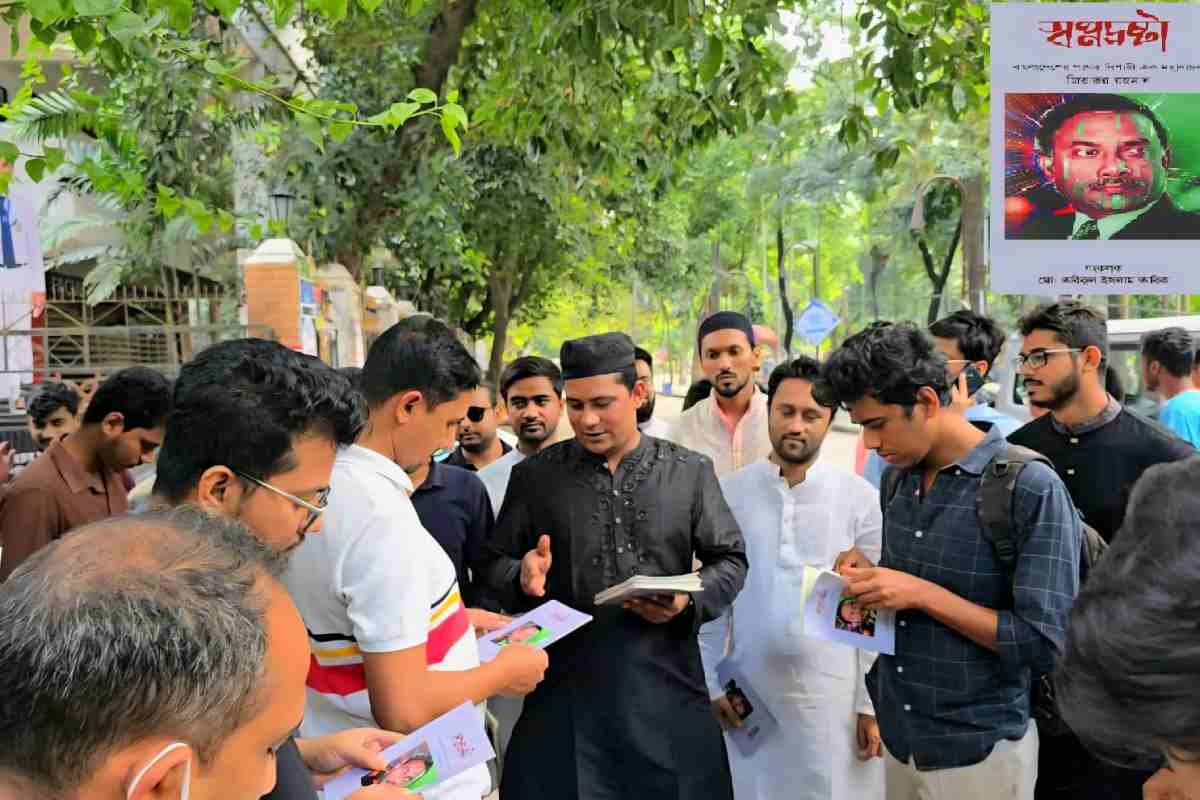 জিয়াউর রহমানকে নিয়ে বুকলেট বিতরণ ছাত্রদল নেতার