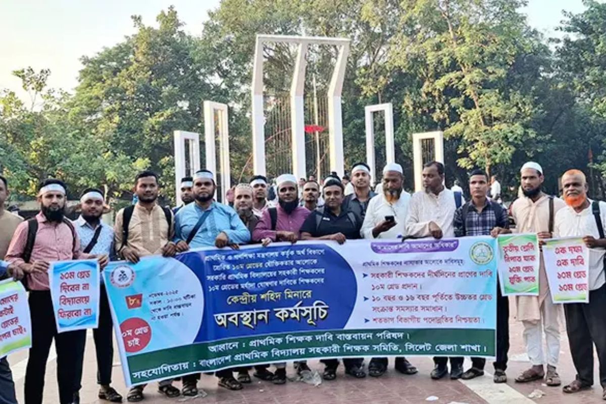 শহীদ মিনারে ফের তিন দফা দাবিতে শিক্ষকদের লাগাতার অবস্থান