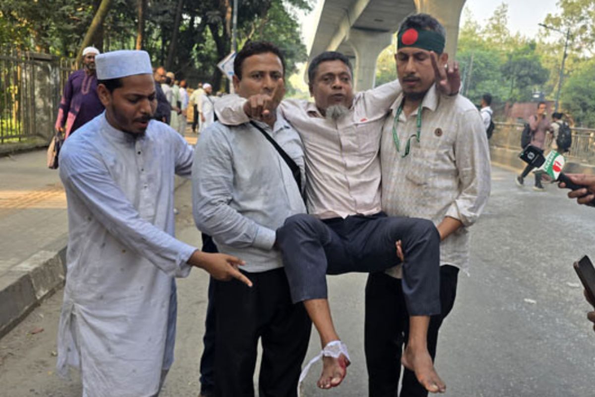 সাউন্ড গ্রেনেডে ছত্রভঙ্গ প্রাথমিক শিক্ষকদের আন্দোলন