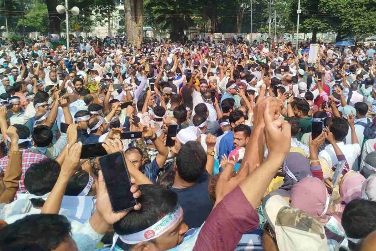 শহিদ মিনার ঘিরে শিক্ষকদের সমাবেশ, দুই উপদেষ্টার পদত্যাগের দাবিতে উত্তাল