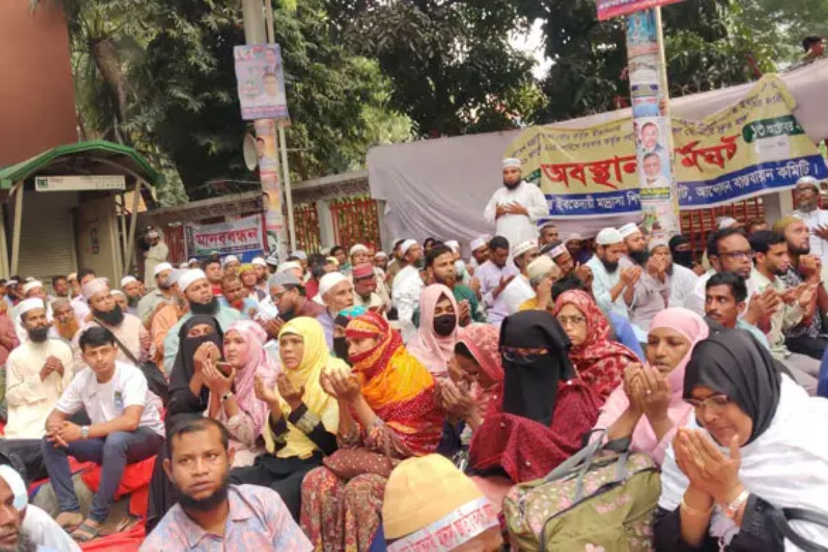 শিক্ষকদের মোনাজাতে থমকে গেল পুলিশি লাঠিচার্জ