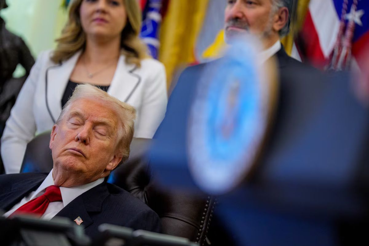 অনুষ্ঠানেই ‘ঘুমিয়ে’ পড়লেন ট্রাম্প, কার্যদক্ষতা নিয়ে প্রশ্ন!