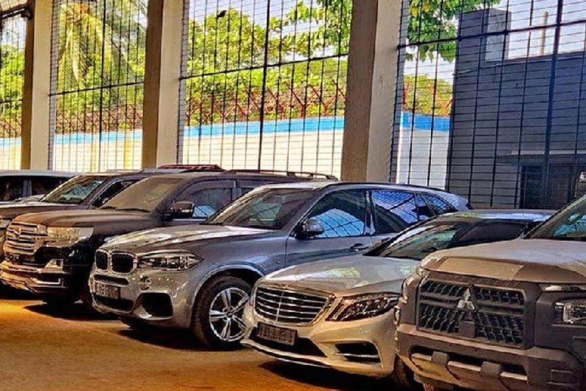 সাবেক এমপিদের শুল্কমুক্ত ৩১টি বিলাসবহুল গাড়ি জনপ্রশাসন মন্ত্রণালয়ে হস্তান্তর