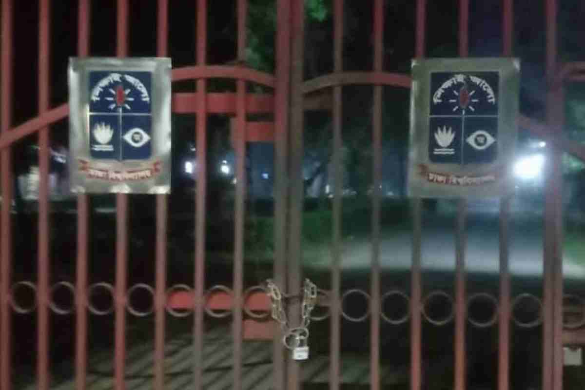 ঢাবিতে তালা লাগানোর ঘটনায় ৫ প্রহরী বরখাস্ত, ২ ছাত্রলীগ নেতা শনাক্ত