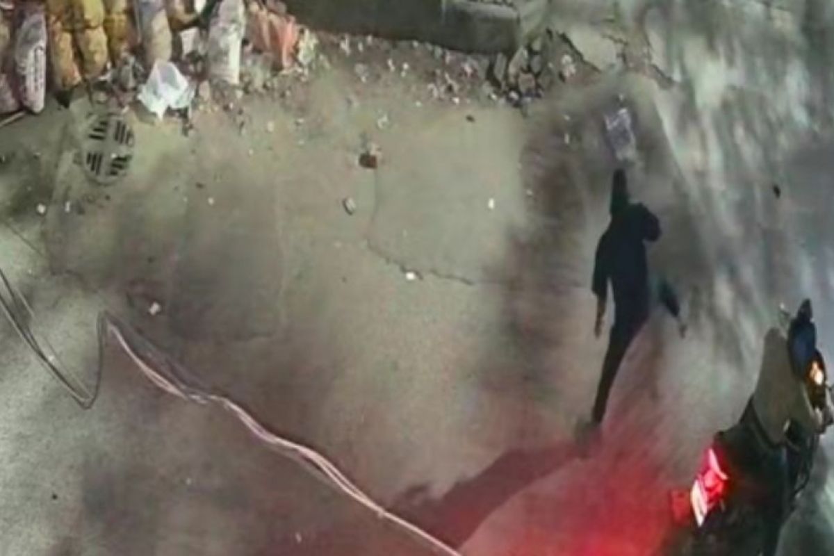 রাজধানীতে স্কুলে পেট্রোল বোমা নিক্ষেপ, তদন্তে পুলিশ