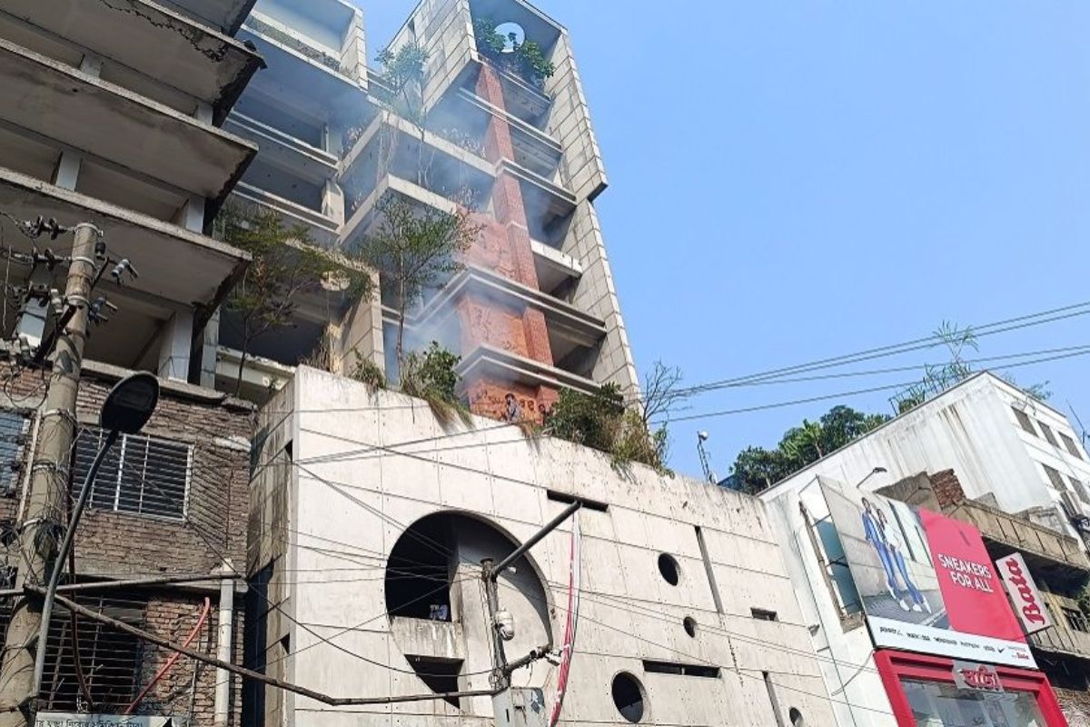 আওয়ামী লীগ কার্যালয়ে আগুন, আতঙ্কে রাজধানীবাসী