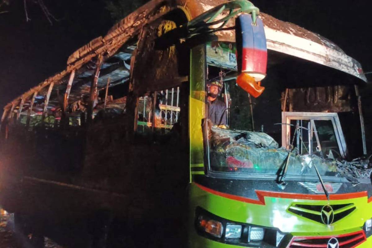 রাজধানীতে ১২ ঘণ্টায় সাতটি গাড়িতে অ’গ্নিকা’ণ্ড