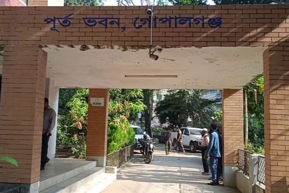 গোপালগঞ্জে গণপূর্ত অফিসে পেট্রোলবোমা নিক্ষেপ