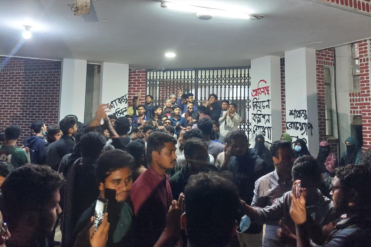 শাকসু নির্বাচনের তারিখ প্রত্যাখ্যান করে প্রশাসনকে ঘেরাও শিক্ষার্থীদের