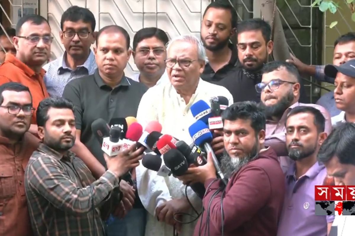 গণভোটে না’ বলার সুযোগ কোথায়? সরকারের কাছে প্রশ্ন রিজভীর