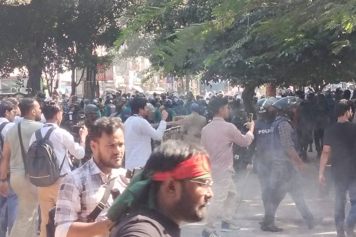 ধানমন্ডি ৩২: পুলিশের সঙ্গে ছাত্র-জনতার তীব্র সংঘর্ষ