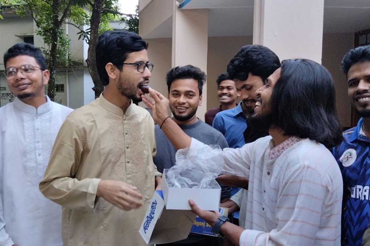 হাসিনার মৃত্যুদণ্ডে রাবিতে রাকসুর মিষ্টি বিতরণ