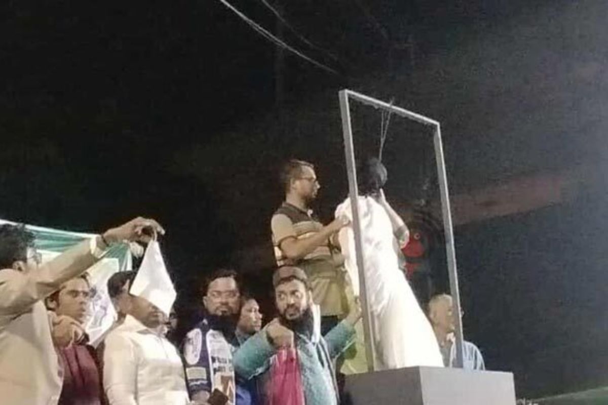 শাহবাগে শেখ হাসিনার ফাঁসির প্রতীকী দৃশ্য