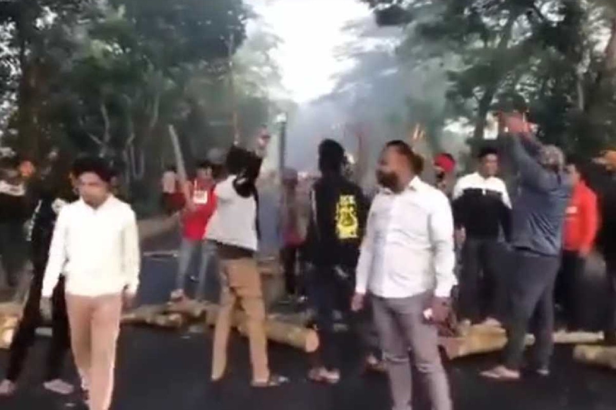 গোপালগঞ্জে নিষিদ্ধ ছাত্রলীগের মহাসড়ক অবরোধ ও বিক্ষোভ