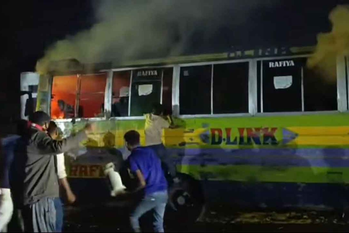 ঢাকা-আরিচা মহাসড়কে পার্কিং করা বাসে দুর্বৃত্তদের আগুন