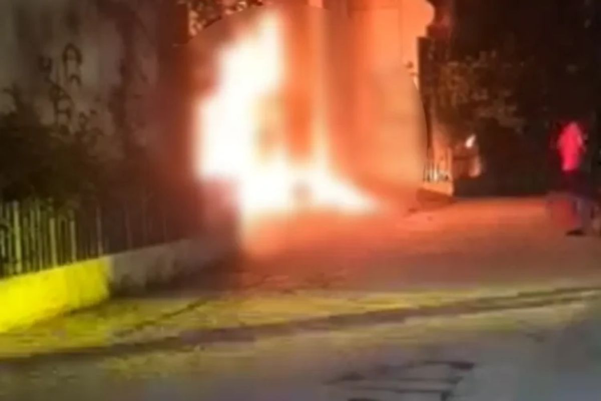 ফেনীতে সাবেক এমপির বাড়ির ফটকে অগ্নিসংযোগ