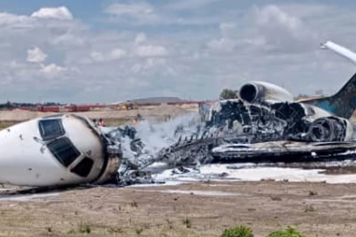 বিমানবন্দরের রানওয়ে থেকে ছিটকে পড়লো মন্ত্রীর বিমান!
