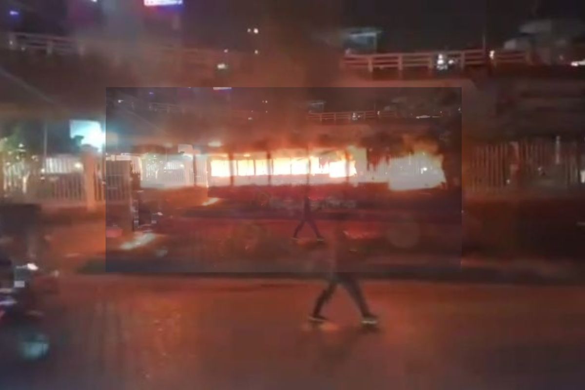 রাজধানীতে যাত্রীবাহী বাসে আ’গুন