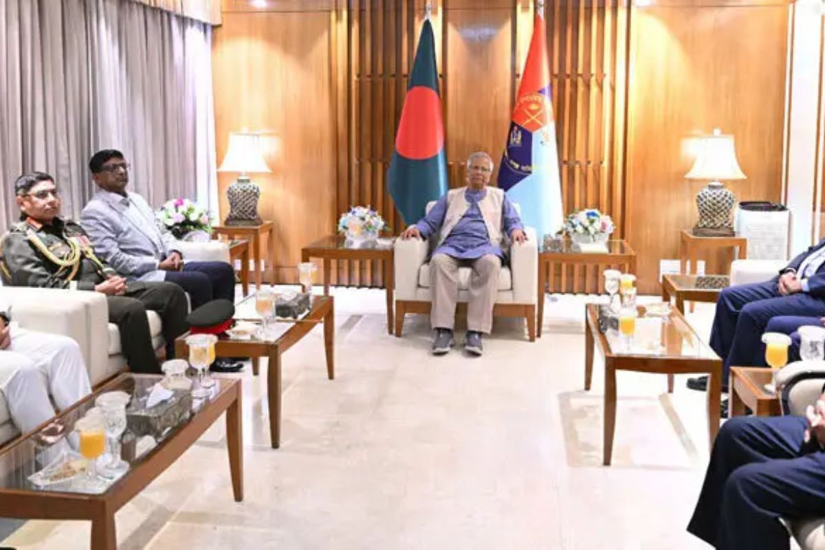 প্রধান উপদেষ্টার সঙ্গে তিন বাহিনীর প্রধানদের সাক্ষাৎ