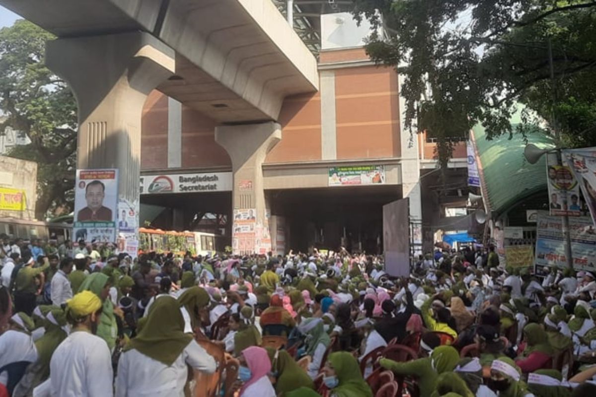 অধিদপ্তর বিলুপ্তির দাবিতে নার্সদের সমাবেশ, সড়ক বন্ধে জনদুর্ভোগ