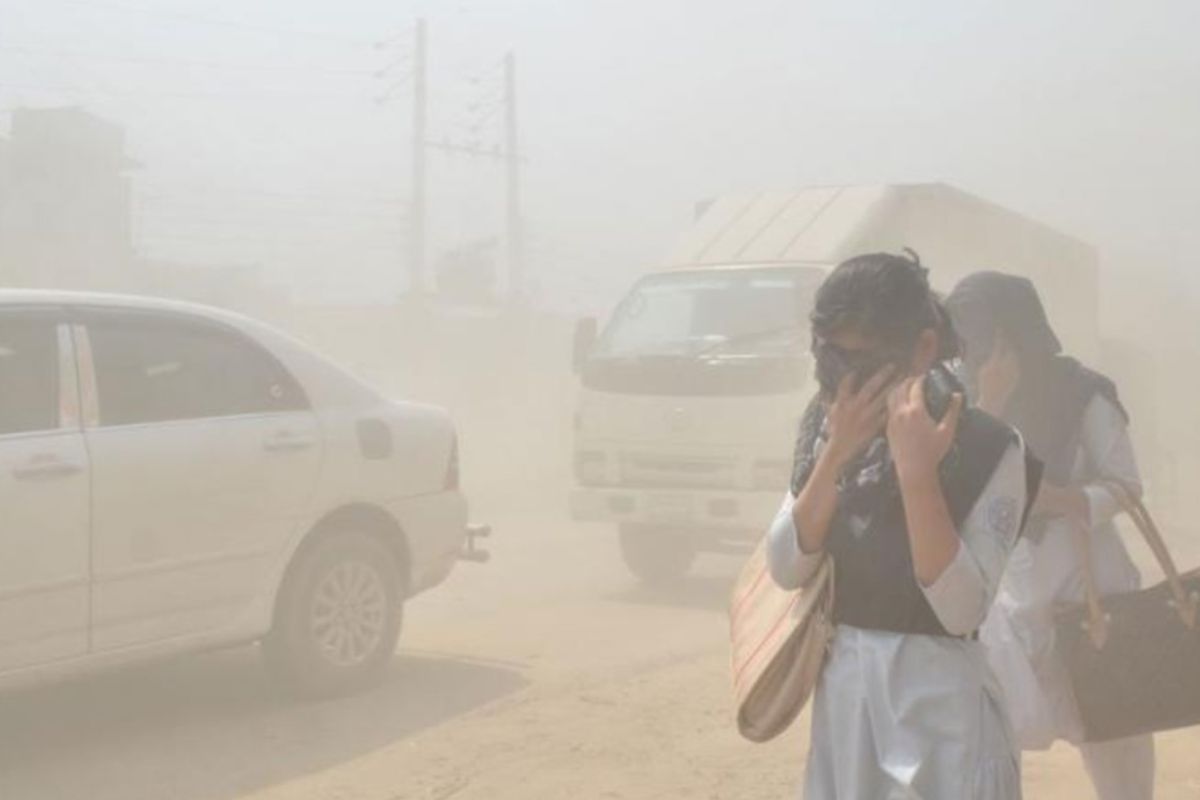 ঢাকার বাতাস অস্বাস্থ্যকর, বায়ু দূষণের শীর্ষে দিল্লি