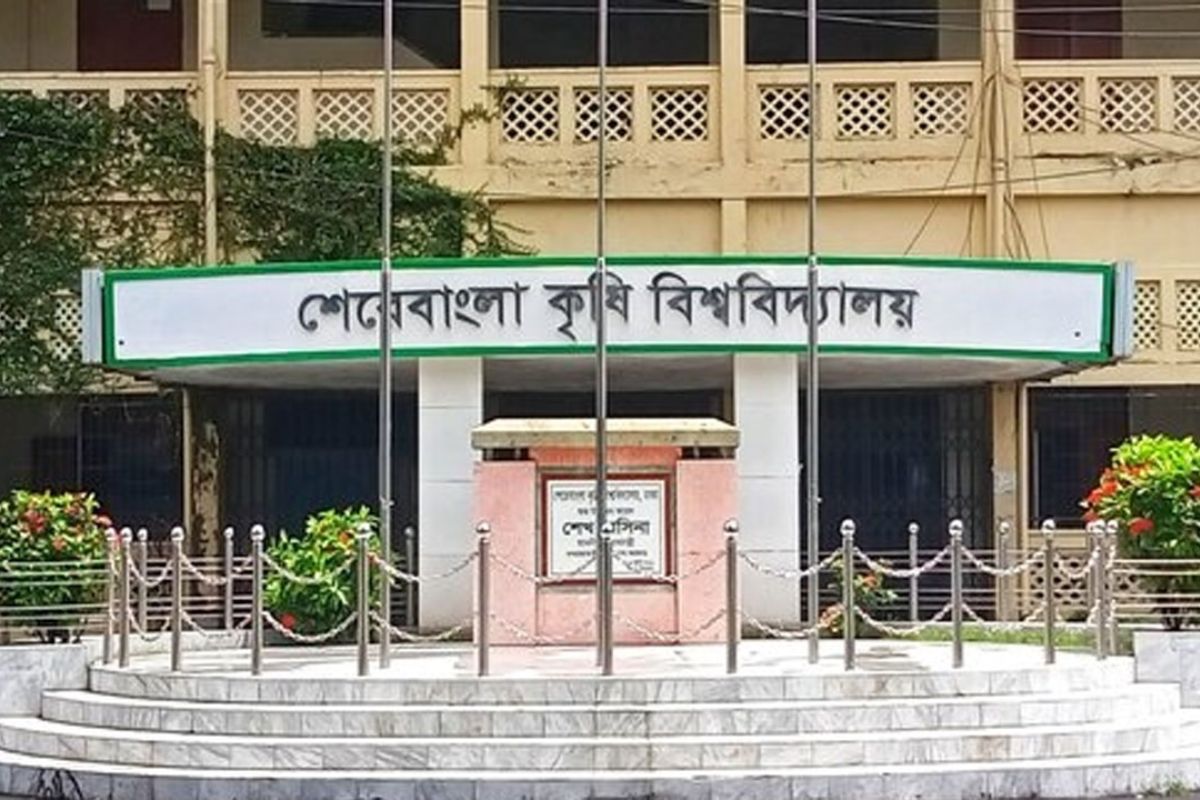 শেকৃবিতে জরুরি বন্ধ ঘোষণা, শিক্ষার্থীদের হল ছাড়ার নির্দেশ