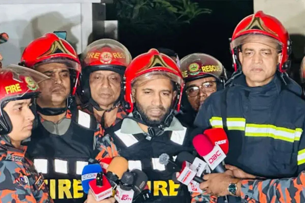 
৫ ঘণ্টার লড়াই শেষে নিয়ন্ত্রণে আগুন, কড়াইলে পুড়ল দের হাজার ঘর