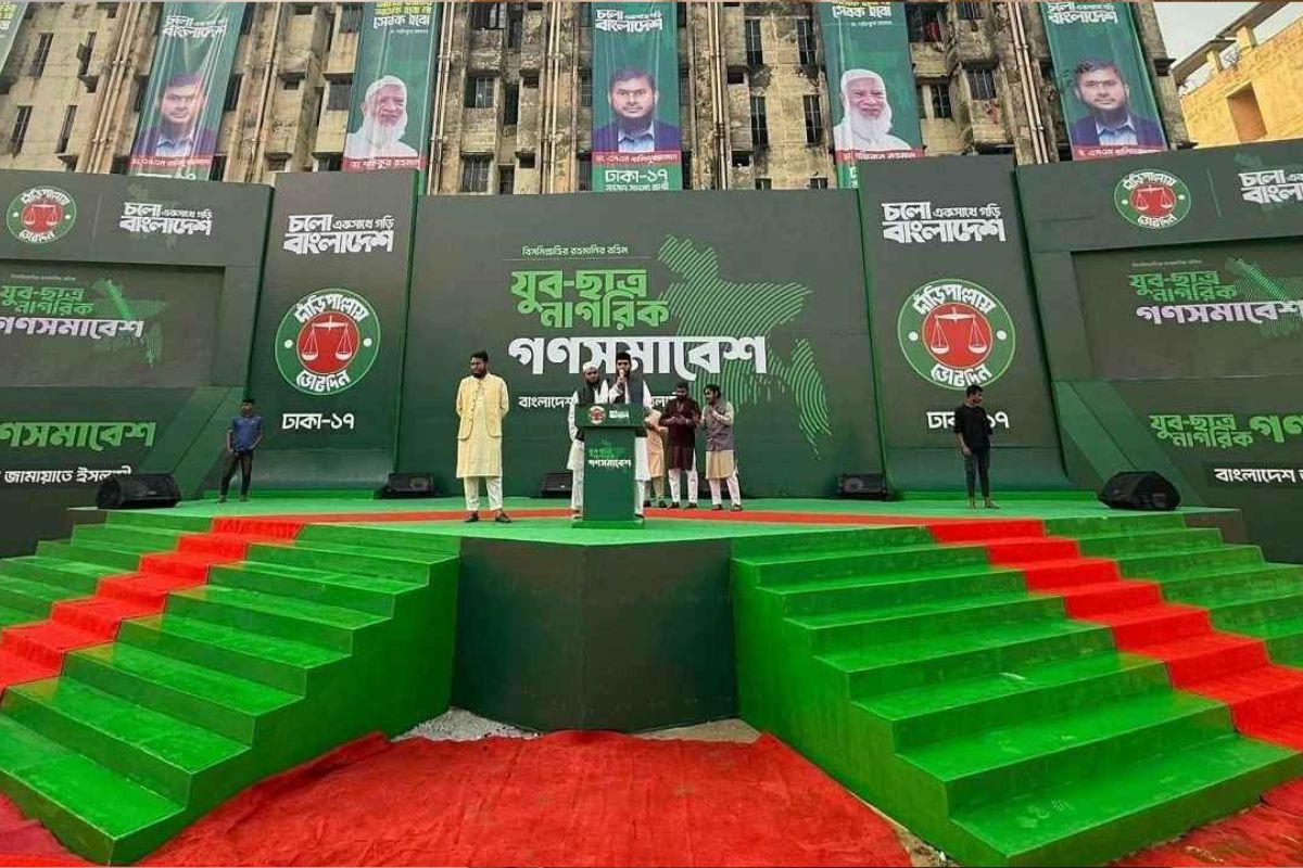 
জামায়াতের মঞ্চে লাল-সবুজ ডিজাইনে তীব্র ক্ষোভ