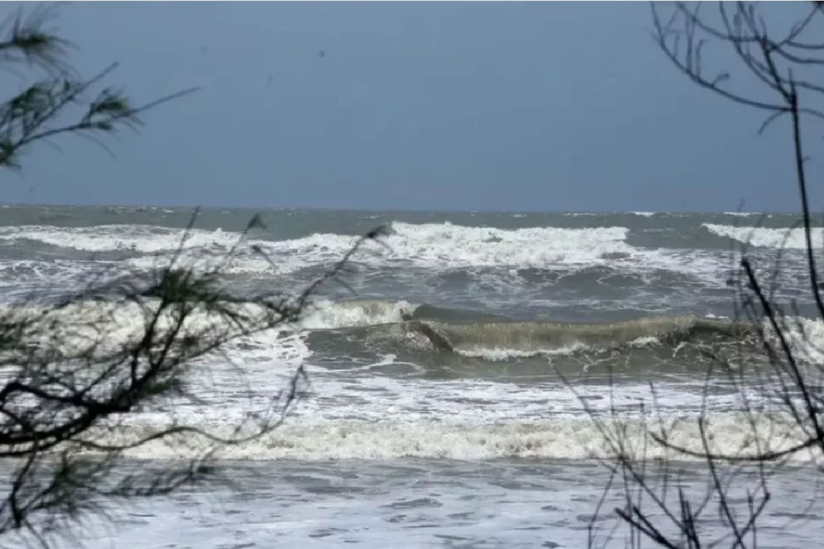শক্তিশালী হচ্ছে ‘ডিটওয়াহ’, বাংলাদেশে কি প্রভাব পড়বে?