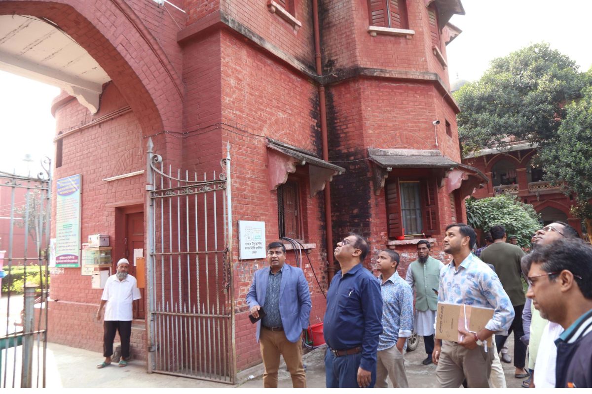 ভূমিকম্প পরবর্তী ঢাবির ৮ হল পরিদর্শন বুয়েট বিশেষজ্ঞদের
