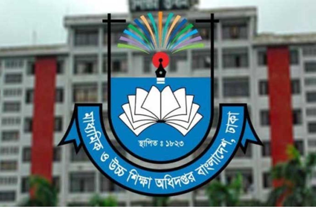 পে স্কেল বাস্তবায়নের দাবিতে মাউশির সামনে আন্দোলন