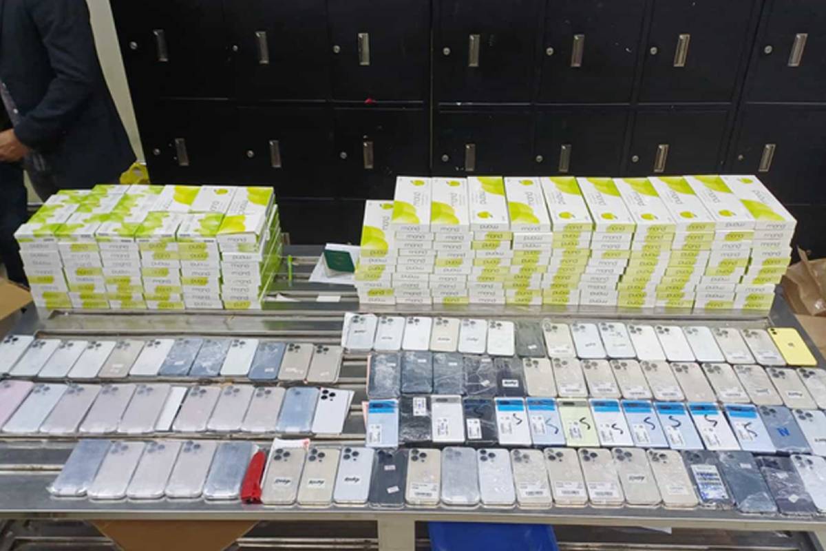 শাহজালাল বিমানবন্দরে ১০২টি দামী স্মার্টফোনসহ আটক ৪ নারী