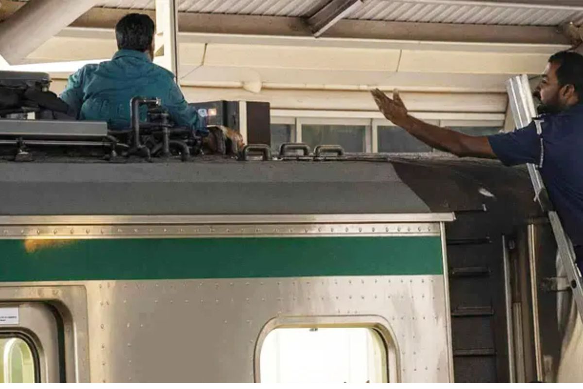 মেট্রোর ছাদে কিশোর, যা জানাল কর্তৃপক্ষ