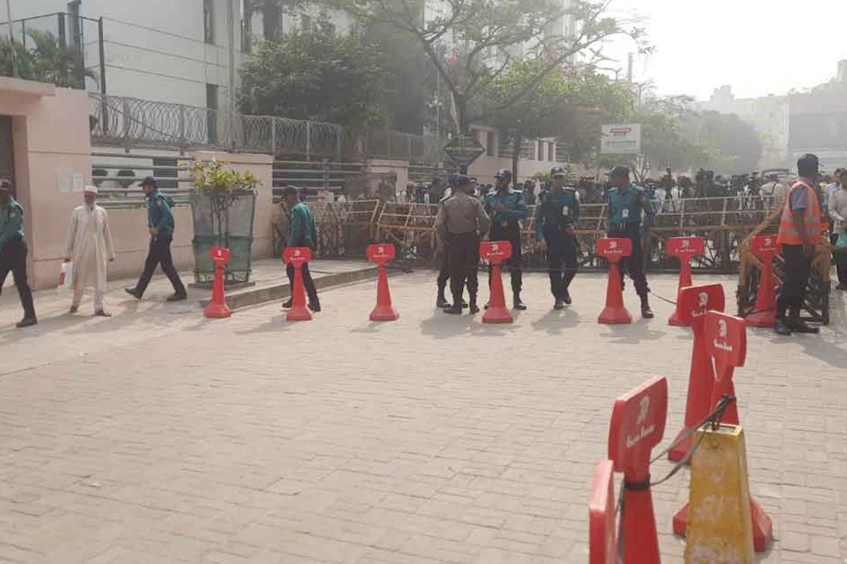 এভারকেয়ার হাসপাতালে পুলিশের ব্যারিকেড, নিরাপত্তা জোরদার