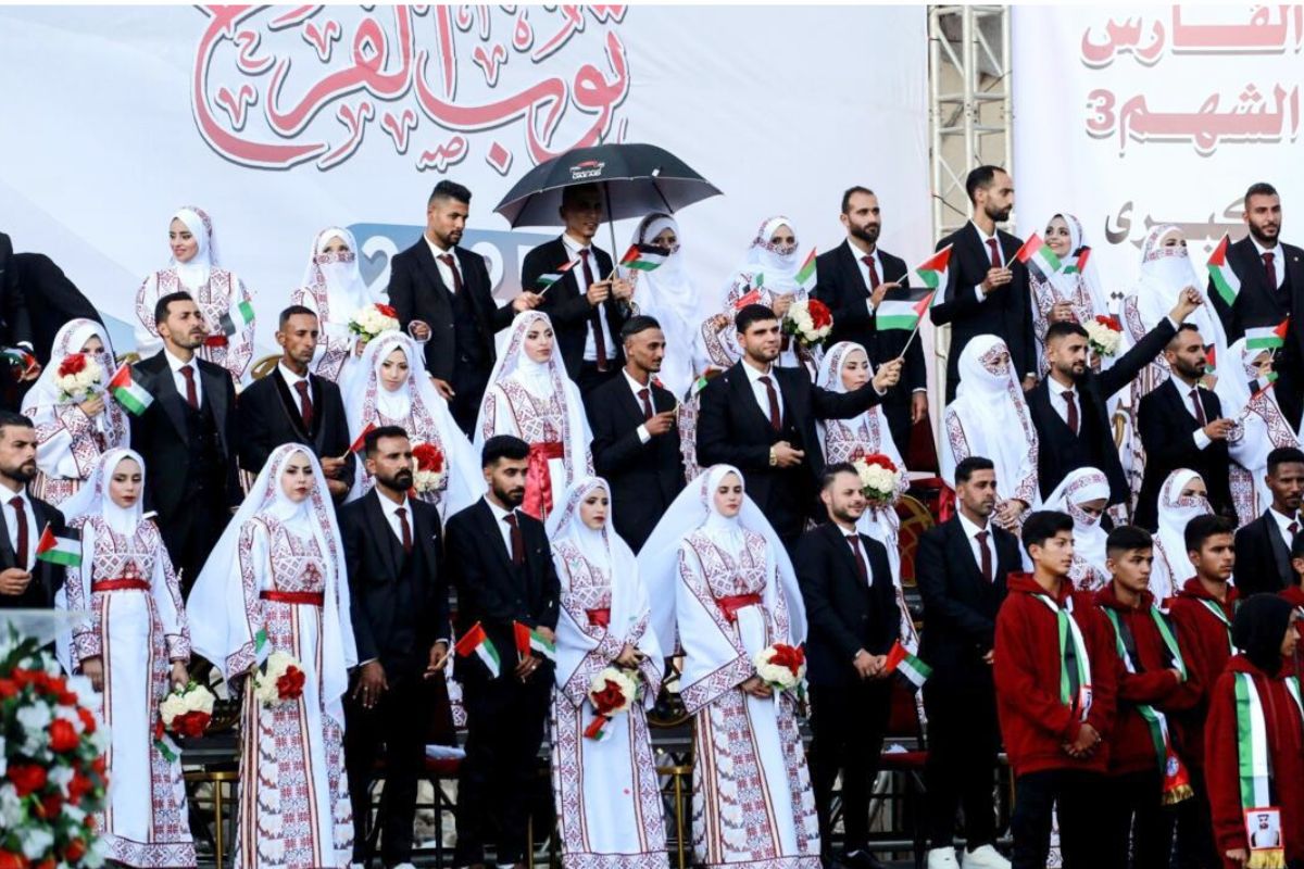 গাজার ধ্বংসস্তূপেই জীবনের জয়গান: ৫৪ দম্পতির গণবিয়ে