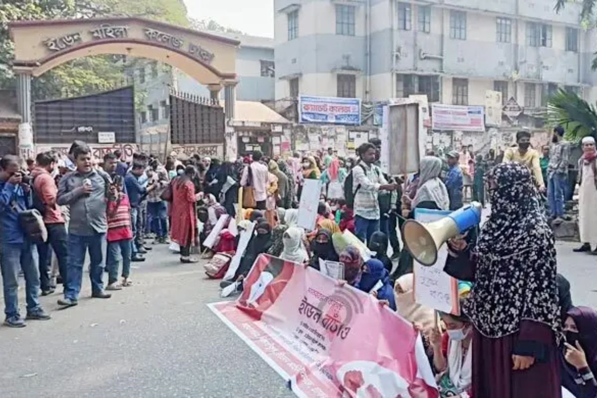 ৫ দাবি নিয়ে ইডেন কলেজের শিক্ষার্থীদের সড়ক অবরোধ