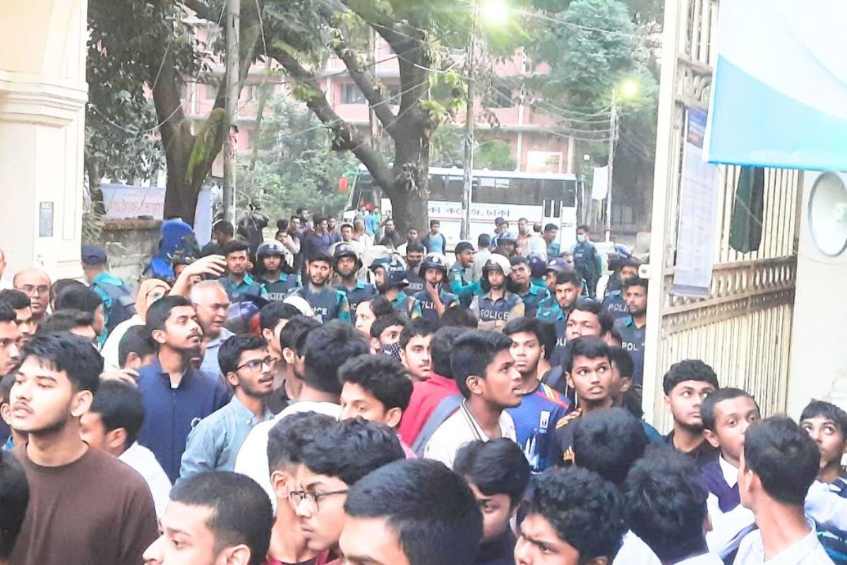 অধ্যাদেশ নিয়ে শিক্ষার্থীদের দুই পক্ষে উত্তেজনা, ঢাকা কলেজে পুলিশ মোতায়েন