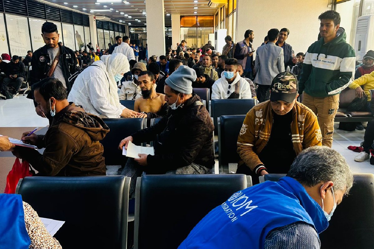 লিবিয়া থেকে দেশে ফিরলেন আটকে পড়া ৩১০ বাংলাদেশি