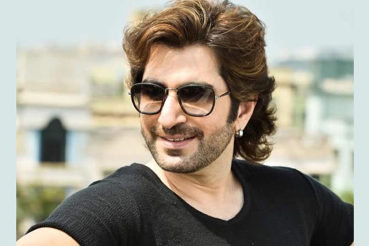 ‘সুপারস্টার’, ‘মেগাস্টার’ বা ‘লেডিস সুপারস্টার’ তকমা দেয় কে?