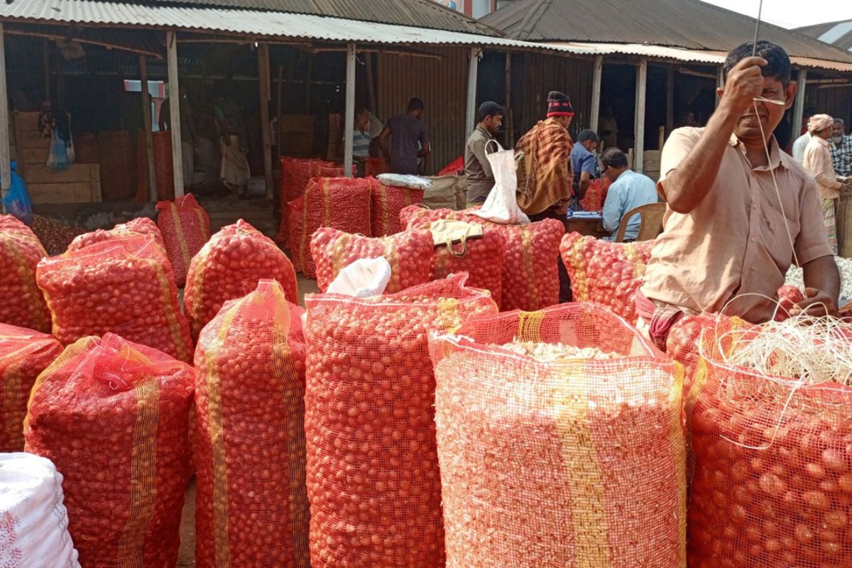 দেড় মাসে পেঁয়াজের দাম দ্বিগুণ, বিপাকে সাধারণ ক্রেতা