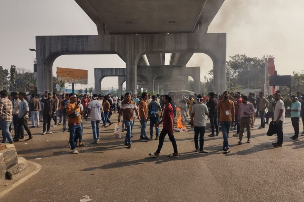 ৬ দফা দাবিতে আগারগাঁওয়ে মোবাইল ব্যবসায়ীদের বিক্ষোভ