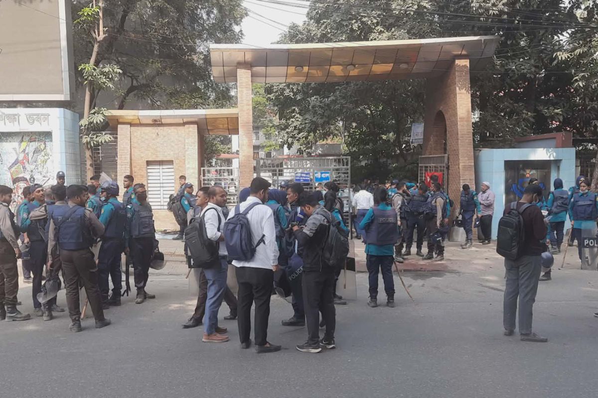 সাত কলেজের আন্দোলন ঘিরে শিক্ষা ভবনে নিরাপত্তা জোরদার