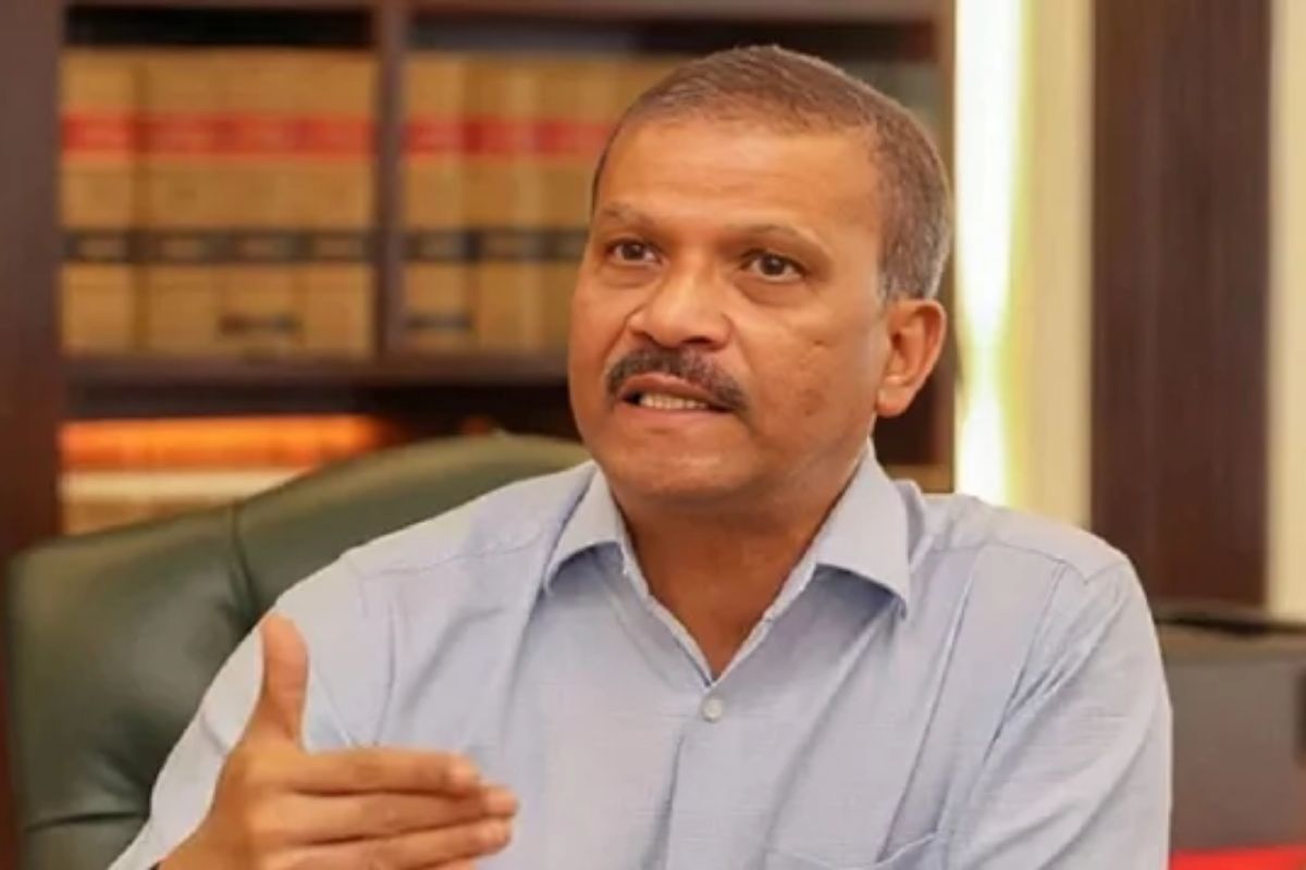 ‘মোবাইল ফোন’ ইস্যুতে প্রবাসীদের বিভ্রান্তি দূর করলেন উপদেষ্টা