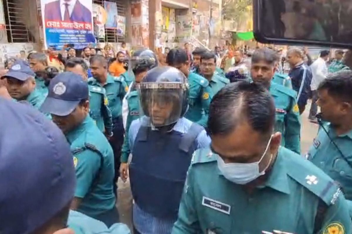 ঢাবির ডেপুটি রেজিস্ট্রার লাভলু মোল্লাহ ৩ দিনের রিমান্ডে