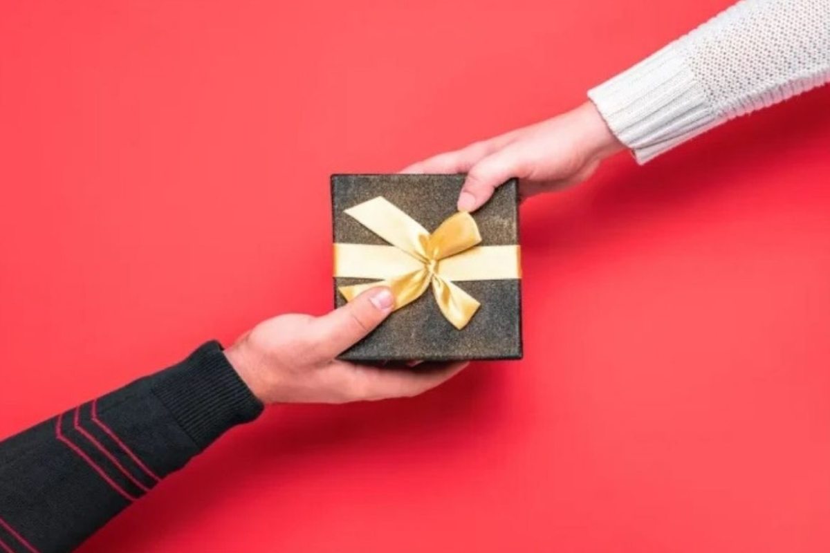 উদ্যোক্তা পরিচালকের ৫ লাখ শেয়ার উপহার দেওয়ার ঘোষণা