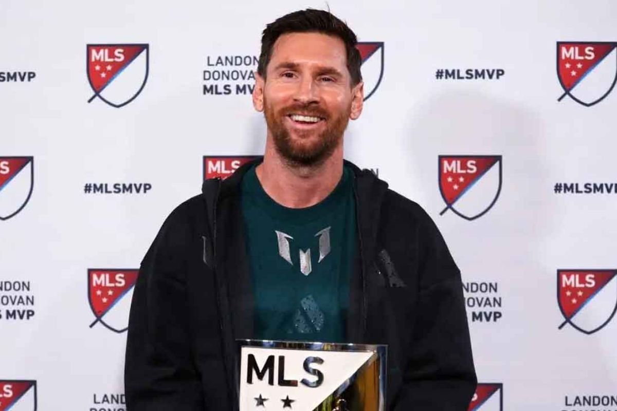 ইতিহাস গড়ে আবারও বর্ষসেরা মেসি